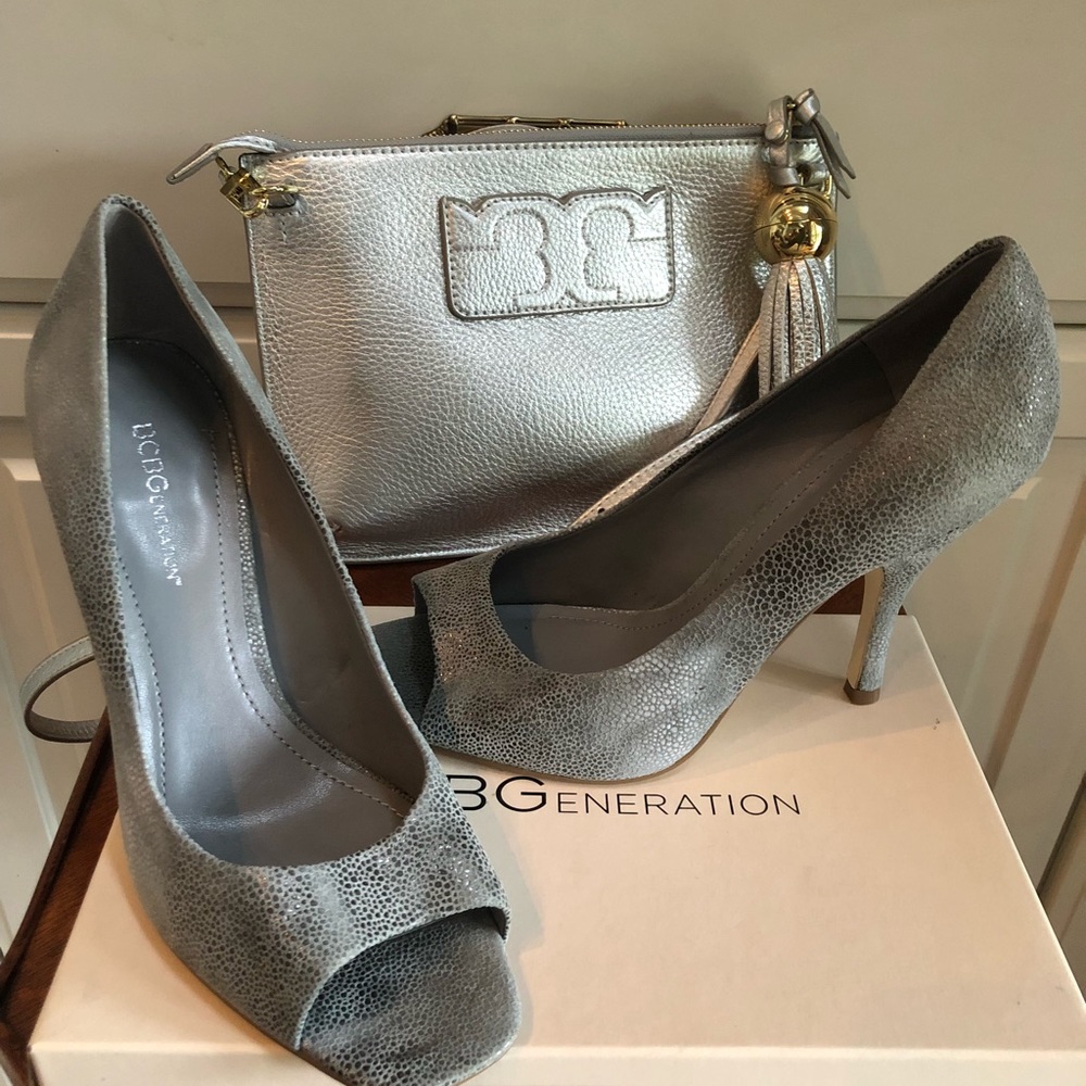 NWT-8.5 BCBGeneration GraySilver Leather Peep Toe